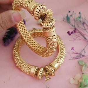 Diseñador elegante de moda de calidad premium chapado en oro acabado mate antiguo dos juegos de brazaletes para mujeres ropa de boda para niñas - Product Image 1