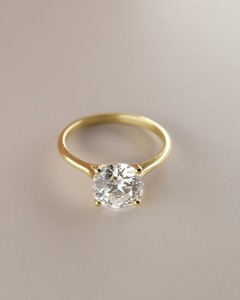 Bague solitaire en CZ taille ronde 7 mm plaquée or jaune, bijoux de fiançailles et de mariage pour femmes, design minimaliste classique, vente en gros d'usine - Product Image 1