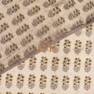 Tissu imprimé floral Dabu éco-responsable, teinture naturelle, 100% coton, tissu artisanal durable pour vêtements de filles - Product Image 3