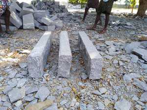 Kerbstones naturales de granito gris indio | Piedras de borde de superficie rugosa, empalizadas para paisajismo y pavimentación al aire libre - Product Image 5