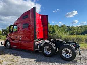 Heavy Duty Long Haul Semi <b>Truck</b> Tractor Head 6x4 Sleeper Cab Diesel Freight Transport <b>Truck</b> - Product Image 4