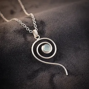 Colgante Clásico con Cadena, Engastado a Mano en Latón Bañado en Plata de Ley 925, con Gema de Calcedonia Acuática Natural Tallada - Product Image 1