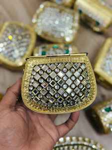 Mini pochette élégante avec travail Kundan et embellissements raffinés, idéale pour les mariages, les fêtes et les looks festifs élégants. - Product Image 3