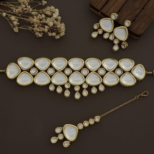 Ensemble Kundan de créateur Ensemble Kundan élégant en plaqué or Collier Polki classique avec boucles d'oreilles pour femmes Collier classique pour femmes - Product Image 1