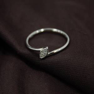 Anillo minimalista delicado de Plata de Ley 925 para mujer, banda ligera CZ de alto pulido para boda y fiesta - Product Image 4