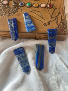 Baguette en cristal Lapis Lazuli naturel 100% poli et sculpté Point de crayon Feng Shui pour l'équilibrage énergétique et le nettoyage des Chakras - Product Image 4