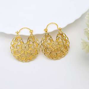 Boucles d'oreilles créoles florales bohèmes ethniques en laiton pour femmes, plaqué or 18 carats, bijoux mandala, vente en gros - Product Image 5