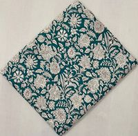 Catálogo de telas de algodón estampadas a mano en Jaipur, con motivos florales surtidos, textiles de algodón indio para prendas de vestir, decoración del hogar y manualidades.