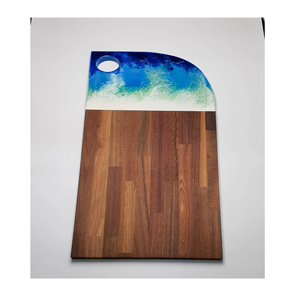 Tabla de cortar de resina hecha a mano con mezcla de resina transparente que destaca el patrón de grano de madera ideal para cortar alimentos y servir comidas - Product Image 2