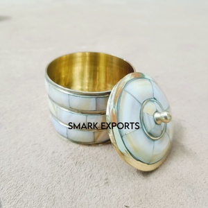 Porte-sindoor rond en laiton religieux fait à la main, étanche, avec incrustation de nacre pour le stockage de la poudre de vermillon et les cadeaux - Product Image 1