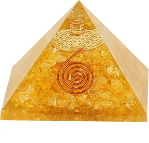 令人敬畏的优质黄水晶组织金字塔石有机体金字塔和孔雀石脉轮愈合晶体和石头