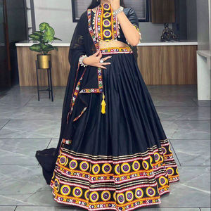 Attrayant Navratri spécial couleur noire Lehenga Choli en véritable bordure de travail miroir avec tissu en coton rayonne pour les femmes - Product Image 1