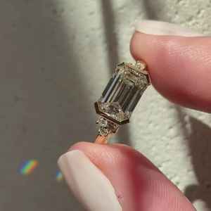 Anillo Apilable de Oro de 14K con Diamante Cultivado en Laboratorio de Corte Esmeralda de 1.01CT, Brillante, Ideal para Regalo de Compromiso o Fiesta, Joyería para Novia - Product Image 4