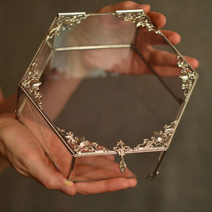 Boîte à bijoux en verre de forme hexagonale personnalisée avec cadre en métal fini parfait pour stocker des bagues, des colliers et des accessoires fins - Product Image 1