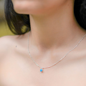 Turquoise Gemstone Round Prong Set Collier avec chaîne délicate de 18 pouces Chrétien Religieux Birthstone Charms pour les femmes - Product Image 1