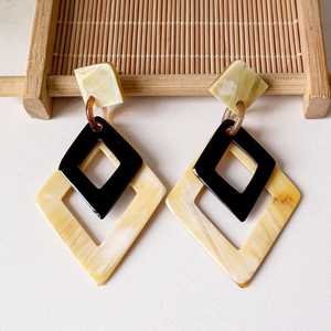 Boucles d'oreilles en corne de buffle faites à la main avec perle Design personnalisé Boucles d'oreilles pour femmes pour mariage par artisanat croissant - Product Image 1