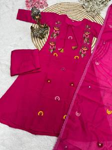 Attrayant magnifique broderie Rani couleur Chanderi tissu de soie Styles légers une couleur ethnique porter Kurti pour une tenue de fête - Product Image 5