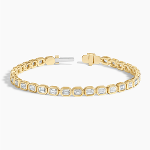 Pulsera de diamantes de moissanita esmeralda de diseño cuadrado en oro amarillo S925 Plata de ley Ideal para uso diario u ocasiones formales - Product Image 2
