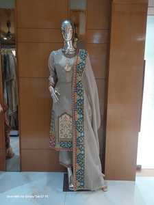 Neeta Creation OEM ODM - Salwar Kameez Exclusivo de Viscosa Bordado, Elegante, Hasta la Rodilla, Corte Regular, Diseños Únicos Estampados, Estilo Indio - Product Image 3