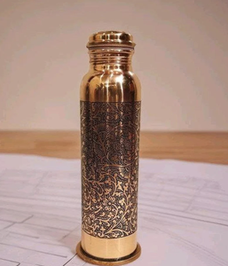 Botella de agua metálica de cobre con diseño de grabado floral hecho a mano de fabricante indio a precio asequible - Product Image 3
