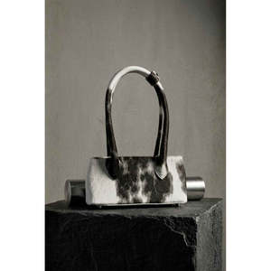 Pochette en cuir de vachette faite à la main avec imprimé animal et décoration chaîne - Product Image 1