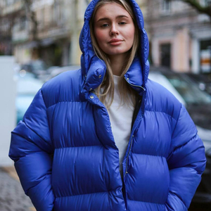 Chaqueta acolchada para mujer para la temporada de frío, fabricada con relleno aislante, capa exterior transpirable, acolchada, cálida, para invierno. - Product Image 4