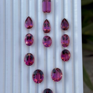 Taille libre Superbe collier de tourmaline rubellite rose Formes mixtes Belle mise en page avec des pierres précieuses naturelles en vrac - Product Image 1