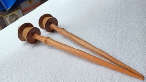 Broches en bois sculptées à la main sur mesure pour les magasins d'artisanat à aiguilles idéales pour la revente et adaptées aux filateurs et aux tisserands - Product Image 2