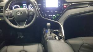 Toyota Camry SE 2024 Automático con Tracción Delantera, Asientos de Cuero, Techo Panorámico, Faros LED, 6.1-8L - Product Image 2