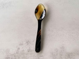 Suministro al por mayor de cucharas de cuerno personalizadas para servir o exhibir en cocinas de estilo de granja Uso disponible en suministro mundial - Product Image 3