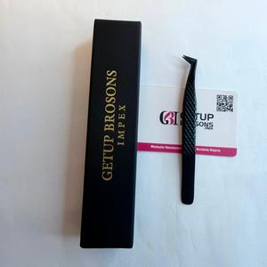 Pince à cils en acier inoxydable noir mat avec logo personnalisé, poignée à grille diamantée pour extensions de cils - Product Image 1