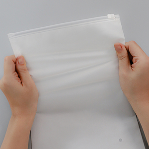 ถุงซิปล็อคพลาสติกแบบ<span class=keywords><strong>ด</strong></span>้านสำหรับ<span class=keywords><strong>เสื้อ</strong></span>ผ้า พิมพ์โลโก้ได้ ผลิตจาก CPE ย่อยสลายได้ทางชีวภาพ พร้อมซิปเลื่อน PE ปิ<span class=keywords><strong>ด</strong></span>ผนึกได้ ใช้สำหรับบรรจุภัณฑ์เสื้อผ้า - Product Image 3