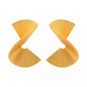 Orecchini Pendenti Scultorei in Oro Stile Ventaglio, Accessorio di Moda - Product Image 6