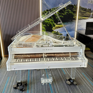 Piano de cola Yamaha de lujo con cristales transparentes para decoración de escenarios de bodas, vestíbulos de hoteles y salas de conciertos - Product Image 1