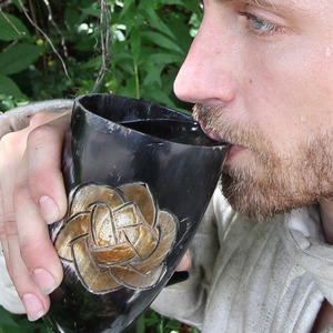 Corne à boire à gravure noire avec support Gravure de nom personnalisée pour votre ami. - Product Image 4