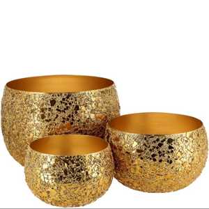 Maceta de metal de inspiración vintage con patrones recortados y un acabado blanco antiguo, perfecta para una decoración elegante de jardín o patio - Product Image 4