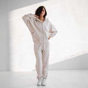 Conjunto de chándal beige cremoso para mujer con cremallera completa, chaqueta con capucha de tela gruesa y pantalones de chándal a juego con puños, conjunto de dos piezas informal estilo streetwear. - Product Image 1