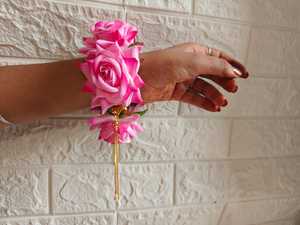 Terciopelo Rosa flor mano Gajra pulsera con bloqueo ajustable muñeca ramillete mujeres damas de honor Haldi Mehndi boda islámica Favor - Product Image 3