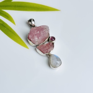 Pendentif en pierres précieuses Vintage Raw Rose Quatrz en argent fin d'excellente qualité avec placage à l'or pour les fêtes religieuses - Product Image 2
