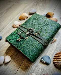 Journal en cuir véritable vert à fleurs, couverture rigide vintage, fait main, cadeau, carnet, agenda, reliure à l'ancienne, papier non ligné, bordure irrégulière, enveloppe pour clés - Product Image 1
