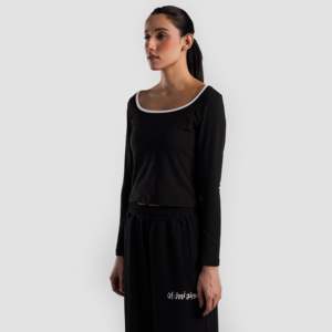 Haut court en maille noire respirant et confortable, modèle Lean in Tee - Product Image 3