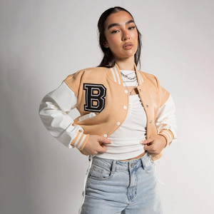 Chaqueta Corta de Algodón para Mujer, Estilo Universitario, con Bordado Chenille, Estampado de Cuero, Logotipo Personalizado, Letras, Fabricante OEM - Product Image 3