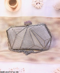 Sac à main de soirée d'embrayage en laiton pour femmes avec clous en pierre fermeture magnétique doublure en polyester accessoire de mode - Product Image 4