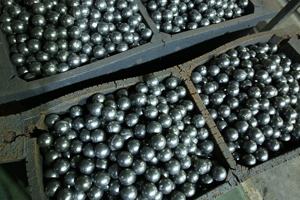 Boule de meulage personnalisée de haute qualité en acier inoxydable de 12mm à 180mm pour broyeur à boulets ViCo. Ltd Utilisation de l'énergie et des mines au Vietnam - Product Image 2