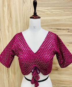 Blouse de créateur grande taille en soie écologique avec plumes et pompons, prix de gros de Surat, livraison mondiale à domicile pour femmes - Product Image 1