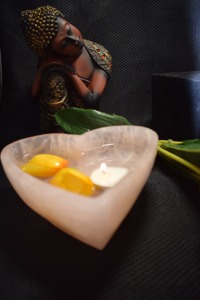 Cuenco decorativo de resina en forma de corazón gris, bandeja de centro de mesa romántica hecha a mano, acento de mesa elegante para el hogar, sala de estar o regalo - Product Image 5