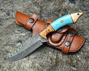 Couteau de chasse à lame fixe en acier Damas de haute qualité fait à la main pour le camping et la survie, avec manche en bois, personnalisé avec étui en cuir - Product Image 3
