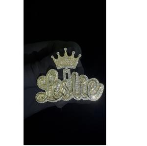 Colgante de Letra Hip Hop de Alta Calidad al por Mayor con Diamantes en Forma de Corona Micro Pavé para Hombres y Mujeres, Estilo Urbano o Rapper - Product Image 1