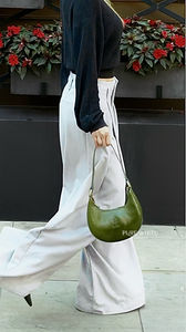 Bolso de Hombro Tipo Media Luna de Cuero Genuino Hecho a Mano en Italia, con Curtido Vegetal - Product Image 4