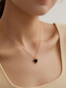 Classica Collana con Ciondolo a Cuore Nero in Pietra Naturale, Placcata in Oro 18K, in Acciaio Inossidabile Anti-ossidazione - Product Image 4